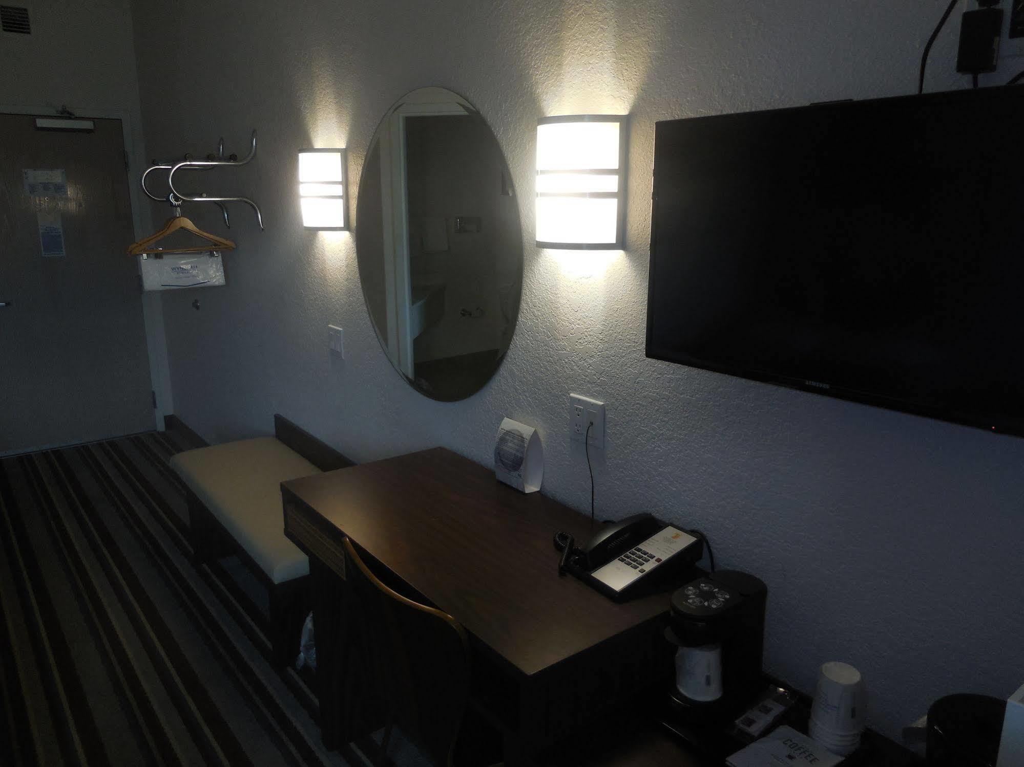 ซูเปอร์ 8 บาย วินด์แฮม ซอลท์เซนต์แมรี Hotel ซุลท์ เซท์ มารี ภายนอก รูปภาพ